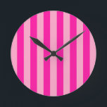 Horloge Ronde Bandes verticales rose chaud<br><div class="desc">Grilles verticales - rose et rose chaud.</div>