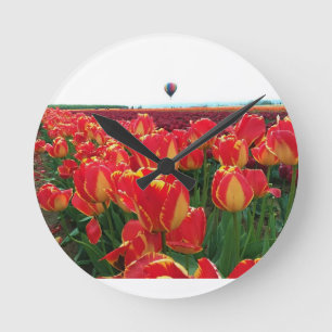 Horloge Ronde Banja Luka Tulips à Field with Hot Air Balloon