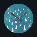 Horloge Ronde Bateau à voile<br><div class="desc">Une course en voilier sur un océan vert turquoise. Parfait pour votre navigateur favori,  coureur de yachts et fan de régate. Art nautique original par Nic Squirrell.</div>