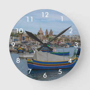 Horloge Ronde Bateaux de pêche traditionnels colorés à Malte