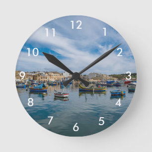 Horloge Ronde Bateaux de pêche traditionnels colorés dans le por