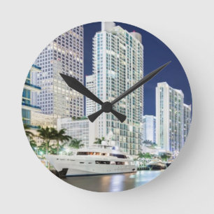 Horloge Ronde Bâtiments le long de la rivière Riverwalk de Miami