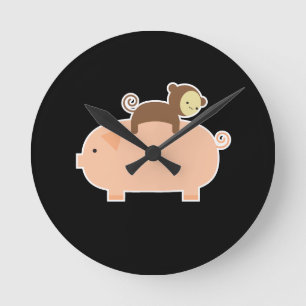 Horloge Ronde Bébé singe chevauchant vers l'arrière sur un cocho