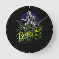 Beetlejus | Assis sur une pierre tombale