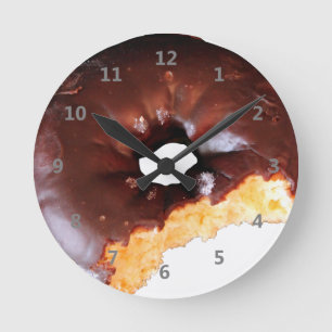 Horloge Ronde Beignet givré par chocolat de gâteau jaune avec