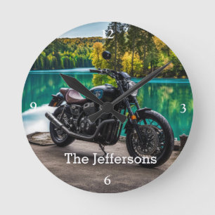 Horloge Ronde Belle moto par lac