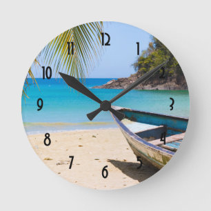 Horloge Ronde Belle plage tropicale avec bateau à rames