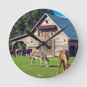 Horloge Ronde Belle scène de ferme avec chevaux et grange