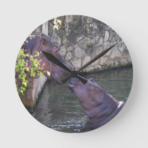 Horloge Ronde Bienvenue entre une mère et un bébé hippopotame