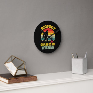 Horloge Ronde Big Foot a attrapé mon hot dog drôle Sasquatch