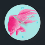 Horloge Ronde Blue Pop Art Pink Goldfish Moderne<br><div class="desc">Un poisson rouge rose sur un bloc de couleur bleue solide. Une grande image d'un poisson pour colorer vos murs ou comme une horloge murale unique.</div>
