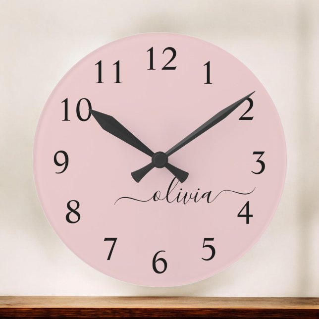 Horloge Ronde Blush Dusty rose moderne Script Girl Monogramme No (Créateur téléchargé)