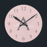 Horloge Ronde Blush Pink Grey Modern Script Girly Monogram<br><div class="desc">Blush Pink et Grey Simple Script Monogram Clock. This makes the perfect sweet 16 birthday,  wedding,  bridal shower,  anniversary,  baby shower or bachelorette party gift for someone that loves glam luxury and chic styles.</div>