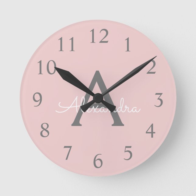 Horloge Ronde Blush Pink Grey Modern Script Girly Monogram (Recto)