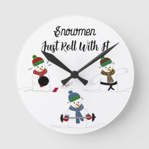 Horloge Ronde Bonhommes de neige drôles qui font de l'exercice 