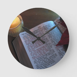 Horloge Ronde Bougie, Bible et Poinsetta