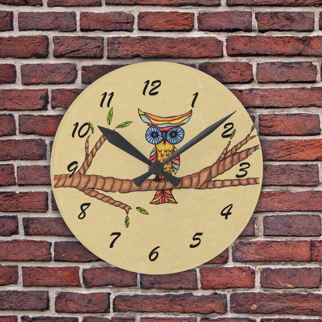 Horloge Ronde Branche d'arbre à hibou coloré (Colourful whimsical own on branch on tan round wall clock.)