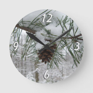 Horloge Ronde Branche de pin enneigée Photographie de la nature