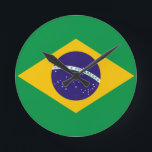 Horloge Ronde brésil<br><div class="desc">Drapeau du Brésil. Le drapeau national du Brésil (Portugais : Bandeira do Brasil) est un disque bleu représentant un ciel étoilé traversé par une bande incurvée inscrite avec la devise nationale, dans un rhombus jaune, sur un champ vert. Le Brésil a officiellement adopté cette conception pour son drapeau national le...</div>