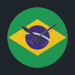 Horloge Ronde brésil<br><div class="desc">Drapeau du Brésil. Le drapeau national du Brésil (Portugais : Bandeira do Brasil) est un disque bleu représentant un ciel étoilé traversé par une bande incurvée inscrite avec la devise nationale, dans un rhombus jaune, sur un champ vert. Le Brésil a officiellement adopté cette conception pour son drapeau national le...</div>