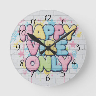 Horloge Ronde Brique avec un texte coloré disant « Happy Vibe On