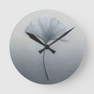 Horloge Ronde Broderie Texturée 3D Feuille de Ginkgo Bleu Gris