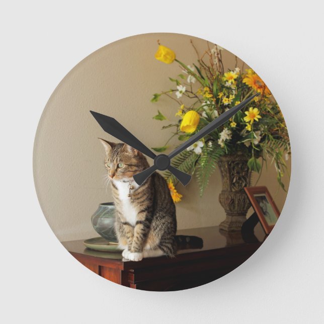 Horloge Ronde Brown noir Tabby cat Assis sur des fleurs de piano (Recto)