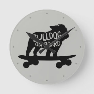 Horloge Ronde Bulldog à bord Chien de Skateboard Silhouette