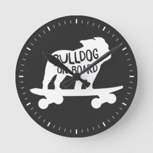 Horloge Ronde Bulldog anglais Skateboard Bulldog à bord