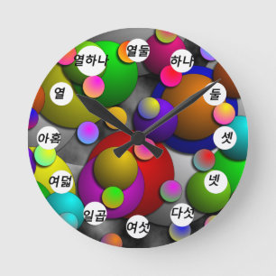 Horloge Ronde Bulles (à visage coréen) par Kenneth Yoncich