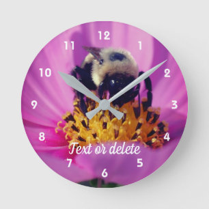 Horloge Ronde Bumble Bee On Cosmos Flower Personnalisé