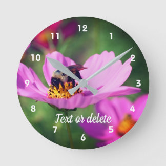 Horloge Ronde Bumble Bee On Pink Cosmos Personnalisé