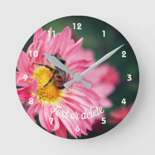 Horloge Ronde Bumble Bee On Pink Daisy Flower Personnalisé