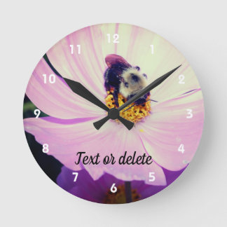Horloge Ronde Bumble Bee On Rose Cosmos Flower Personnalisé