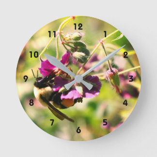 Horloge Ronde Bumble Bee On Rose Flower Close Up