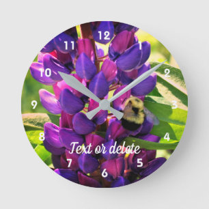 Horloge Ronde Bumble Bee On Wild Lupine Flower Personnalisé