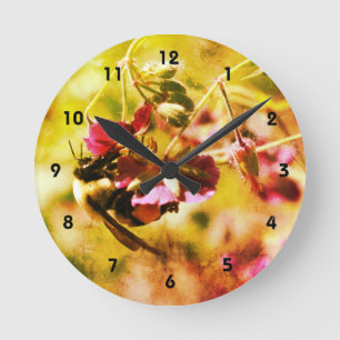 Horloge Ronde Bumble Bee Sur Fleur Rose Abstraite Distressed