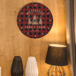 Horloge Ronde Cabine Nom De Famille Red Buffalo Plaid Large Horl<br><div class="desc">Créez une horloge murale personnalisée et commémorative, avec un modèle à carreaux rouge et noir rustique et une image de pins dans les bois avec votre texte personnalisé en marron (avec NOM FAMILLE CABINE et date de l'année établie). Tout le texte est modifiable. Idéal pour un cabine de famille, un...</div>