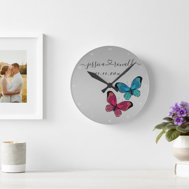 Horloge Ronde Cadeau de Mariage Personnalisé Gris Argenté Noms D (Personalized wall clock with newlywed's names and wedding date. Plus a lovely butterflies bonus!)