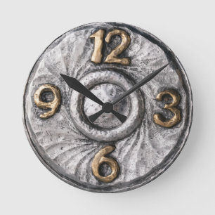Horloge Ronde Cadran de style argent studio brutaliste rétro