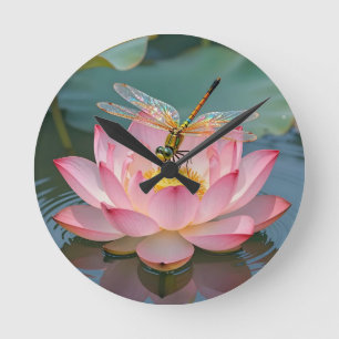 Horloge Ronde Cadre Art Nouveau Libellule Élégante Lotus Rose