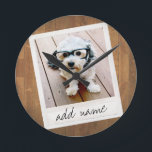 Horloge Ronde Cadre photo rustique avec Instagram Carré et bois<br><div class="desc">Un design vintage et tendance avec une bordure d'image rétro que vous pouvez ajouter votre selfie ou portrait préféré d'un ami. Utilisez une photo carré pour créer un cadeau unique et personnel ou garder le chiot hipster et faire un souvenir tendance. Si vous avez besoin d'ajuster les images, cliquez sur...</div>