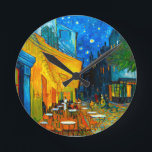 Horloge Ronde Café Van Gogh Terrasse en soirée<br><div class="desc">Horloge mettant en vedette la peinture à l’huile de Vincent van Gogh Café Terrace at Night (1888). Des étoiles jaunes peignent le ciel bleu nuit au-dessus d'un café en plein air en France. Un merveilleux cadeau pour les amateurs de post-impressionnisme et d'art hollandais.</div>