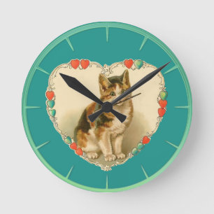 Horloge Ronde Calico Kitten dans le coeur