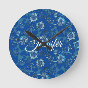 Horloge Ronde Calligraphie Elégant bleu Floral Nom personnalisé