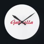 Horloge Ronde Calligraphie Élégant Rouge Blanc Plaine Nom simple<br><div class="desc">Vous recherchez une belle calligraphie avec une écriture esthétique ? Ce design simple et attrayant est fait pour vous. Ce produit impressionne immédiatement ceux qui le voient. Le design raffiné et de bon goût reflétera immédiatement la qualité de votre relation et de votre famille.</div>