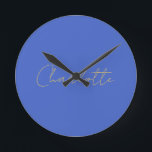 Horloge Ronde Calligraphie Or Couleur Deep Royal Nom personnalis<br><div class="desc">Si vous recherchez un design simple,  lisible et minimaliste,  c'est pour vous.</div>