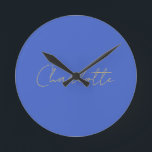 Horloge Ronde Calligraphie Or Couleur Deep Royal Nom personnalis<br><div class="desc">Si vous recherchez un design simple,  lisible et minimaliste,  c'est pour vous.</div>