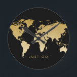 Horloge Ronde Carte du monde de l'or et du monde noir Globe<br><div class="desc">Elégante carte du monde en or faux métallique sur une horloge noire avec une citation personnalisée "aller" pour l'aventurier vagabond qui aime voyager tout le temps. Notre horloge murale personnalisée est idéale pour l'affichage dans un bureau d'affaires international, une salle de classe de géographie ou un bureau d'agence de planificateurs...</div>