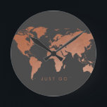 Horloge Ronde Carte du monde du cuivre moderne<br><div class="desc">Notre unique carte du monde en cuivre brossé doux sur une couleur arrière - plan gris foncé qui peut être changée pour correspondre à votre décor de bureau ou de chambre et "aller" libellé vous rappelant de satisfaire votre désir de flâner et réserver ce prochain voyage. L'écriture est modifiable et...</div>